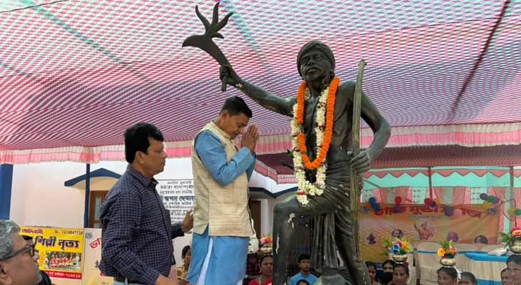 বীরসা মুণ্ডার জন্মদিবসে শ্রদ্ধাজ্ঞাপণ মন্ত্রী স্বপন দেবনাথের
