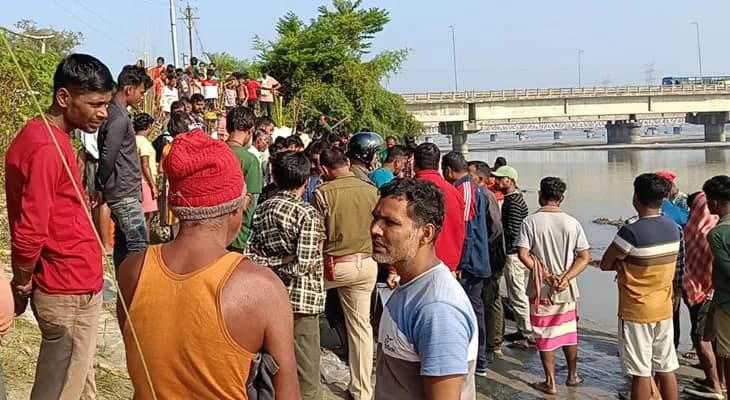 পিকআপ ভ্যানের সঙ্গে বাইকের সংঘর্ষ, মৃত্যু তিন বন্ধুর