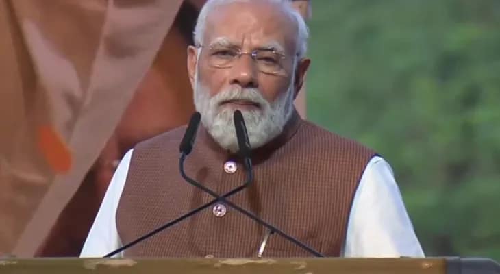 গুজরাতের সুরাতে সভায় বক্তব্য রাখছেন প্রধানমন্ত্রী নরেন্দ্র মোদি