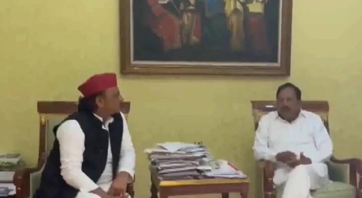 বেঙ্গালুরুতে কর্ণাটকের স্বরাষ্ট্রমন্ত্রী জি পরমেশ্বরের সঙ্গে দেখা করলেন সপা প্রধান অখিলেশ যাদব