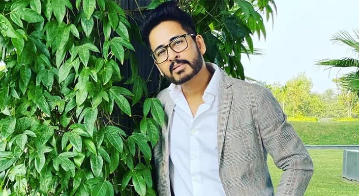 ‘খড়্গপুর আইআইটিতে অর্থের বিনিময়ে কর্মী নিয়োগ হিরণের’, রেল শহরে বিধায়কের বিরুদ্ধে পোস্টার