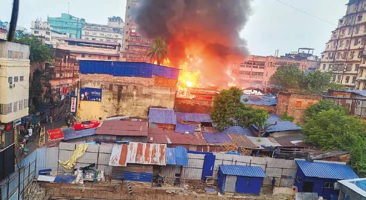 এজরা স্ট্রিটের গোডাউনে বিধ্বংসী আগুন, ছাই কোটি টাকার সামগ্রী, দমকলের ২৪টি ইঞ্জিনের চেষ্টায় পরিস্থিতি নিয়ন্ত্রণ