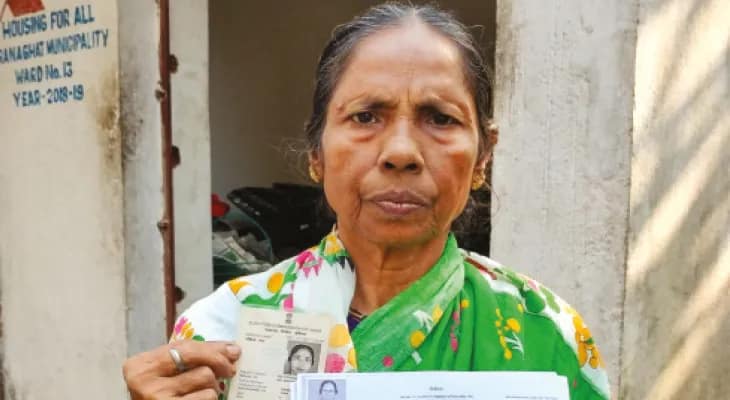 ভোটার তালিকায় ‘অস্তিত্বহীন’ দিব্যি বেঁচেবর্তে থাকা বৃদ্ধা, ক্ষোভ রানাঘাটে