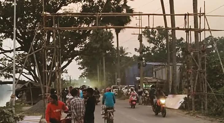 রক্তদান শিবিরের তোরণ তৈরি নিয়ে আইএসএফ-তৃণমূলের বচসা, সংঘর্ষ