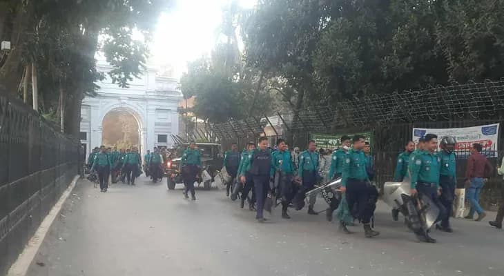 শেখ হাসিনার বিরুদ্ধে চলা মামলার রায়দান ঘিরে আজ রাজধানী ঢাকা সহ বাংলাদেশজুড়ে কড়া নিরাপত্তা