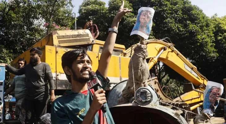 শেখ হাসিনার রায় ঘোষণার দিনে ঢাকার ধানমন্ডির ৩২ নম্বরে ফের আনা হয়েছে দু’টি বুলডোজার