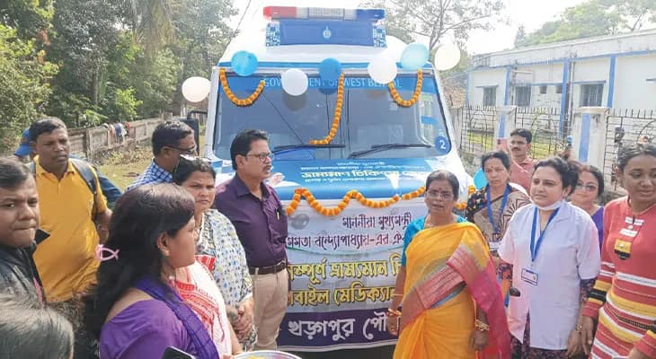 খড়্গপুর শহরের তালবাগিচায় পুরসভার উদ্যোগে মুখ্যমন্ত্রীর দেওয়া মোবাইল মেডিক্যাল ইউনিটের উদ্বোধন