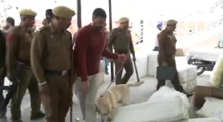 জম্মু রেল স্টেশনে তল্লাশি অভিযান চালাচ্ছেন পুলিস আধিকারিকরা, রয়েছে স্নিফার ডগও
