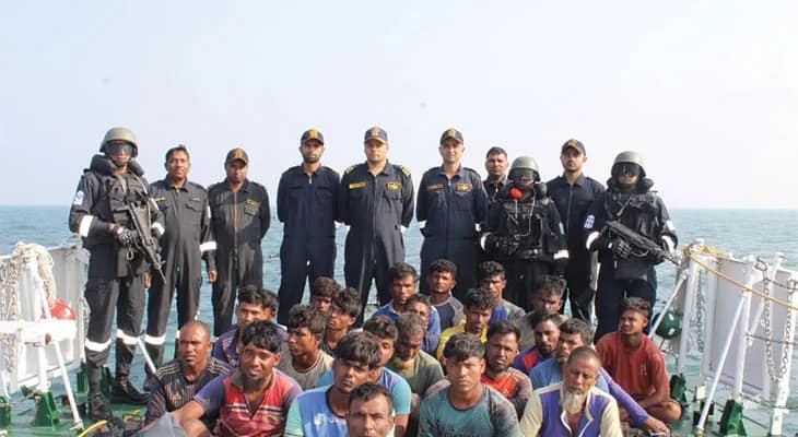 জলসীমা লঙ্ঘনের অভিযোগে হলদিয়ায় উপকূলরক্ষী বাহিনীর হাতে আটক ৩টি বাংলাদেশি ট্রলার সহ ৭৯ জন মৎস্যজীবী
