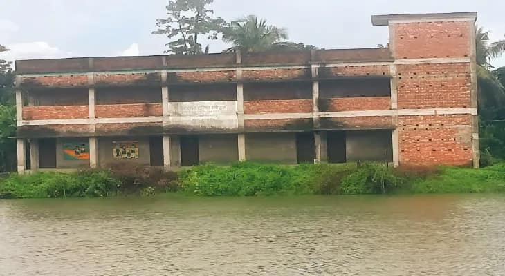 পড়ুয়া নেই, কাঁথির জুনিয়র হাইস্কুল এখন ফাঁকা দোতলা ‘ভূতুড়ে’ বাড়ি!