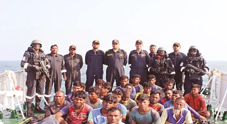 বঙ্গোপসাগরে ৩টি নৌকা সহ ৭৯ জন বাংলাদেশি মৎস্যজীবী আটক