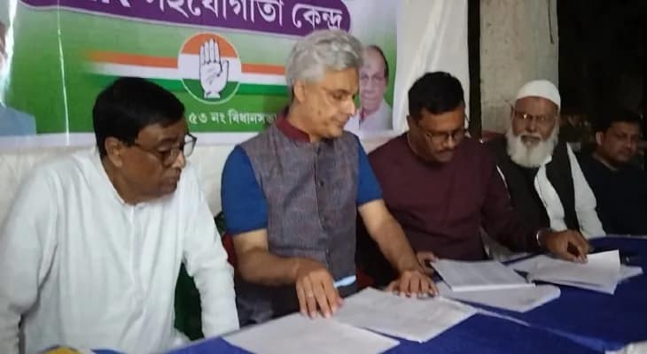 শিবিরে নিজেই ফর্ম পূরণ করছেন কংগ্রেস সাংসদ ঈশা, সহায়তা কেন্দ্রের নিরিখে উধাও বিরোধীরা, দাবি জেলা তৃণমূলের