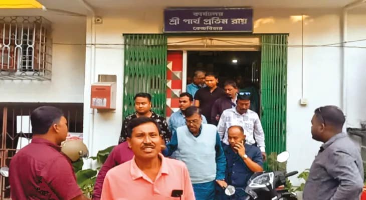রবি ঘোষের ইস্তফা ইস্যুতে পার্থপ্রতিমের বাড়িতে বৈঠক, চিঠি দিচ্ছেন দলনেত্রীকে