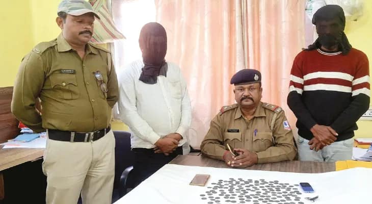 সাঁইথিয়ায় ১৫০টি নকল সোনার কয়েন সহ ২ প্রতারক পাকড়াও