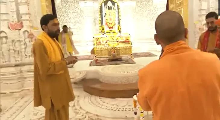 অযোধ্যায় রামমন্দিরে পুজো দিলেন উত্তরপ্রদেশের মুখ্যমন্ত্রী যোগী আদিত্যনাথ
