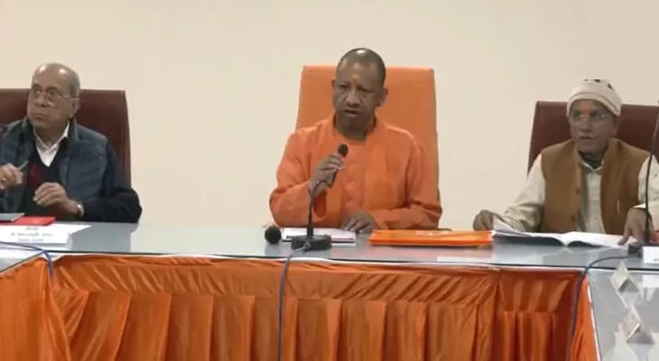 অযোধ্যায় রিভিউ মিটিংয়ে উত্তরপ্রদেশের মুখ্যমন্ত্রী যোগী আদিত্যনাথ