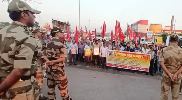 মঙ্গলবার হলদিয়ার আইওসি রিফাইনারির গেটে নতুন বেতন চুক্তি সহ বিভিন্ন দাবিতে ঠিকা শ্রমিকদের বিক্ষোভ