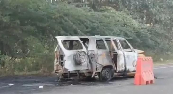 গুজরাতে অ্যাম্বুলেন্সে আগুন, পুড়ে মৃত নবজাতক ও চিকিৎসক সহ চার