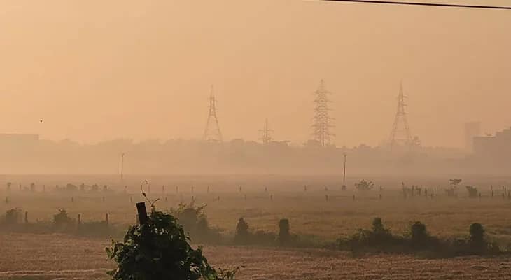 শীতের সকালে কুয়াশাচ্ছন্ন খড়্গপুর