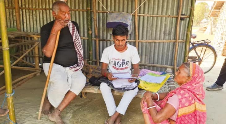 ফর্ম পূরণে সাহায্য করার কেউ নেই, আশঙ্কায় দিন কাটছে ভূতনির দুর্গতদের
