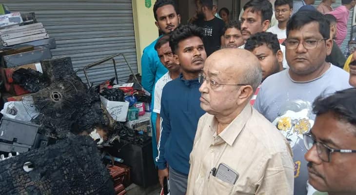 কাটোয়া স্টেশন রোডে আগুন: ঘটনাস্থলে স্থানীয় বিধায়ক রবীন্দ্রনাথ চট্টোপাধ্যায়