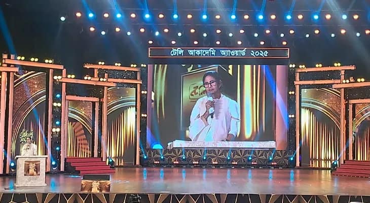 টেলি অ্যাকাডেমি অ্যাওয়ার্ডের অনুষ্ঠানে বক্তব্য রাখছেন মুখ্যমন্ত্রী মমতা বন্দ্যোপাধ্যায়