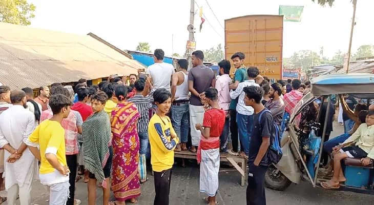 বাগনানের খাদিনানে ম্যাটাডরের  ধাক্কায় মৃত্যু শিশুর, পথ অবরোধ