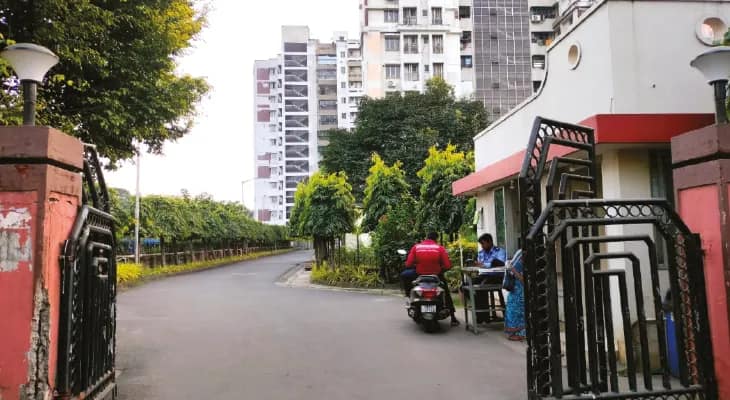অভিজাত আবাসনগুলির প্রবেশপথে ‘মেটাল ডিটেক্টর’ বাধ্যতামূলক হোক, চাইছে হাওড়া সিটি পুলিশ