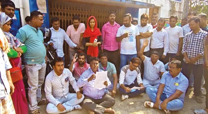 অনিয়মের অভিযোগ, ফরাক্কার বেনিয়াগ্রামে বিক্ষোভ