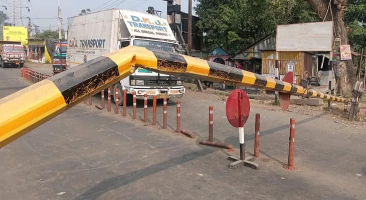 কল্যাণীতে ৪২ নম্বর রেলগেট বিকল হয়ে শিয়ালদহ মেন শাখার রানাঘাট রুটে ট্রেন চলাচল বিঘ্নিত