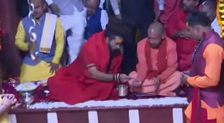 ‘মাঘ মেলা’র প্রস্তুতি খতিয়ে দেখতে সঙ্গম শহরে যোগী আদিত্যনাথ