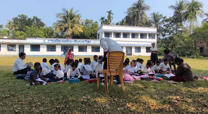 প্রধান শিক্ষিকা অনুপস্থিত, ক্লাস হল গাছতলায়
