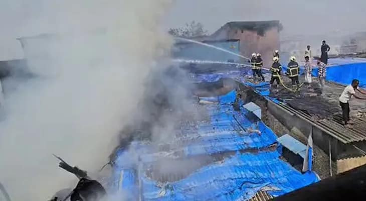 মুম্বইয়ে মাহিম স্টেশনের পাশের বস্তিতে বিধ্বংসী আগুন