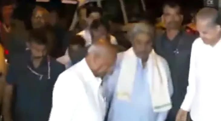 বেঙ্গালুরুতে কংগ্রেস সভাপতি মল্লিকাজুর্ন খাড়্গের বাসভবনে পৌঁছলেন কর্ণাটকের মুখ্যমন্ত্রী সিদ্ধারামাইয়া