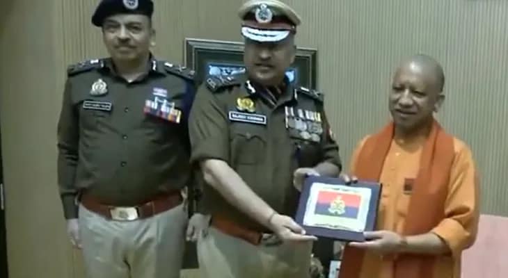 লখনউতে উত্তরপ্রদেশের মুখ্যমন্ত্রী যোগী আদিত্যনাথের সঙ্গে দেখা করলেন ডিজিপি রাজীব কৃষ্ণ
