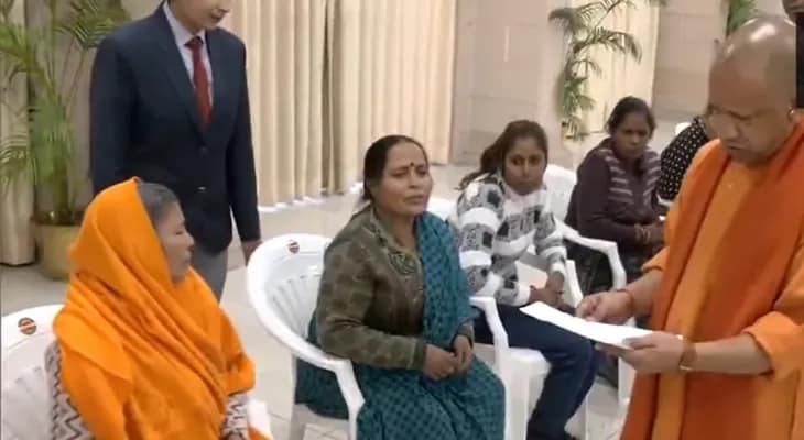 লখনউতে জনতা দর্শন কর্মসূচিতে উত্তরপ্রদেশের মুখ্যমন্ত্রী যোগী আদিত্যনাথ