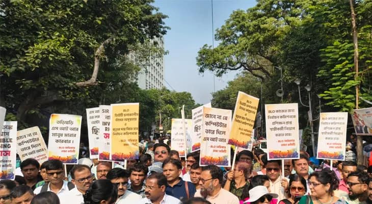কলেজ স্ট্রিটে বিএলও-দের বিক্ষোভ মিছিল