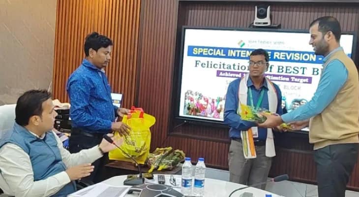 দক্ষিণ ২৪ পরগনায় ১০০ শতাংশ কাজ শেষ করে নজির গড়লেন ৩০-এর বেশি বিএলও