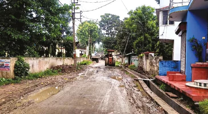 গুপ্তিপাড়া দিয়ে ভারী যান চলাচলে রাস্তা বেহাল, সংকটে হুগলির পর্যটন