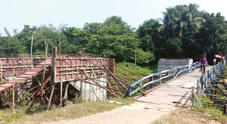 জগৎবল্লভপুর: কানা দামোদরে পাকা সেতুর কাজ বন্ধ, ঝুঁকি  নিয়েই কাঠের সাঁকো পারপার গ্রামবাসীদের