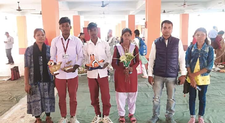 ক্লাসরুম, বাড়িতে পড়ুয়াদের হাতের কাজ শেখাচ্ছেন মালদহের স্কুলশিক্ষক সৈকত
