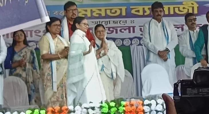 বনগাঁর সভায় বক্তব্য রাখছেন মুখ্যমন্ত্রী মমতা বন্দ্যোপাধ্যায়