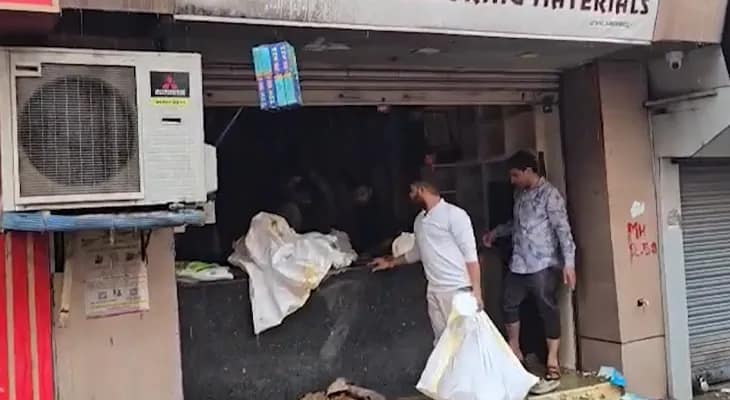 আমেদাবাদে একটি পোশাক বিক্রির দোকানে আগুন, হতাহতের খবর নেই
