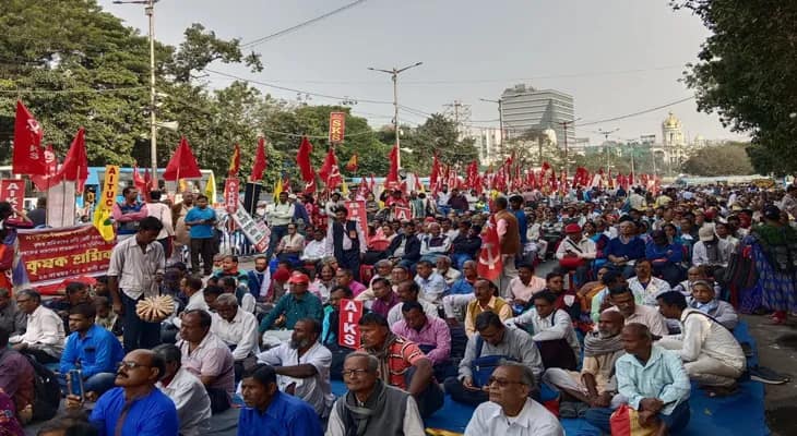 শ্রম কোড বাতিল সহ একাধিক দাবিতে সংযুক্ত কৃষক মোর্চা ও কেন্দ্রীয় ট্রেড ইউনিয়নগুলির ডাকে রানি রাসমণি অ্যাভিনিউতে সমাবেশ