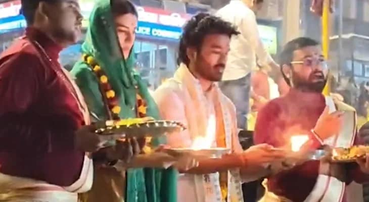বারাণসীর দশাশ্বমেধ ঘাটে গঙ্গা আরতি দেখতে এলেন অভিনেত্রী কৃতি শ্যানন, রয়েছেন অভিনেতা ধনুশ এবং পরিচালক আনন্দ এল রাই-ও