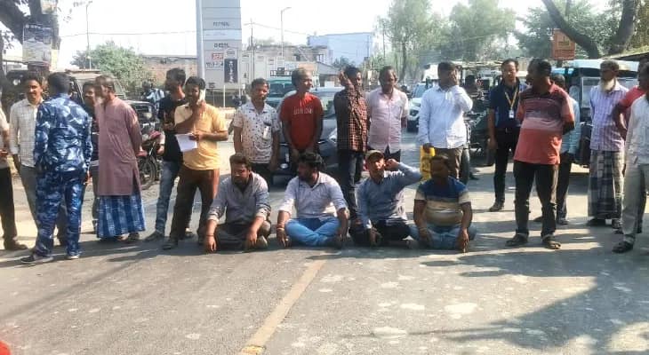 ধান ক্রয় কেন্দ্রে কুইন্টাল প্রতি প্রায় ১০ কেজি ধলতা চাওয়ায় হেমতাবাদে রাজ্যসড়ক অবরোধ