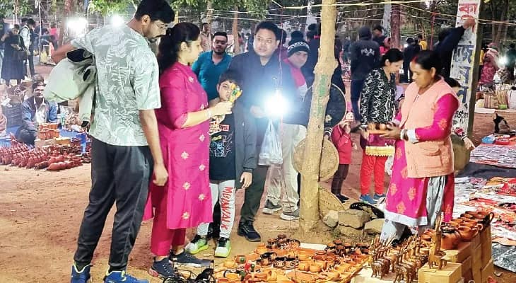 শীত পড়তেই জমে উঠেছে বিষ্ণুপুরে পোড়ামাটির হাট, কেনাকাটায় ভিড়