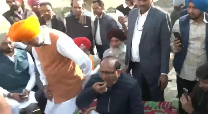 পাঞ্জাবের মোগায় কৃষকদের সঙ্গে মধ্যাহ্নভোজ কেন্দ্রীয় কৃষিমন্ত্রী শিবরাজ সিং চৌহানের