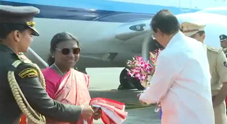 ওড়িশার ভুবনেশ্বর বিমানবন্দরে পৌঁছলেন রাষ্ট্রপতি দ্রৌপদী মুর্মু