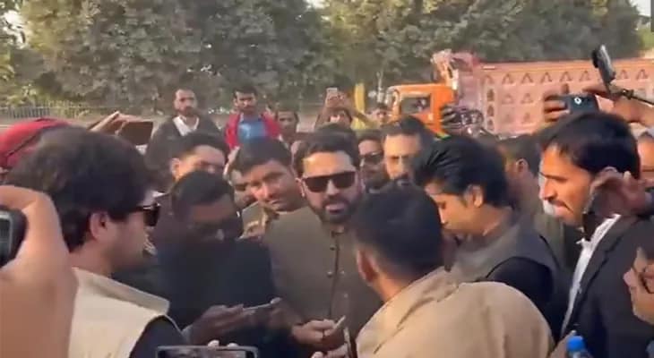 পাকিস্তানের রাওয়ালপিণ্ডিতে আদিয়ালা জেলের বাইরে ইমরান খানের দলের সমর্থকদের সঙ্গে বিক্ষোভে সামিল খাইবার পাখতুনওয়ার মুখ্যমন্ত্রীও